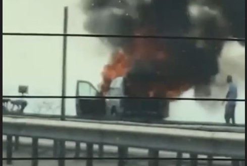 Bursa’da seyir halinde giden hafif ticari araç alev alev yandı