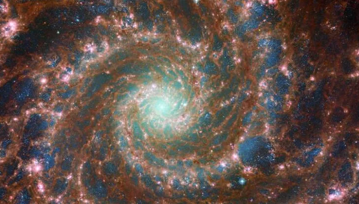 NASA’dan yeni paylaşım: Phantom Galaksisi’nin çarpıcı görüntüsü