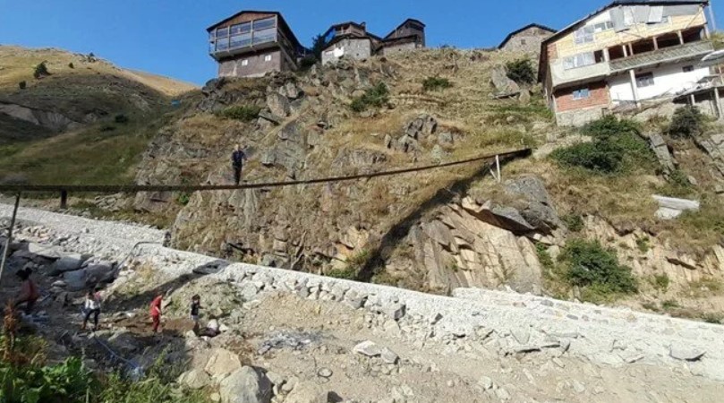 Evine ulaşmak için asma köprü yaptı