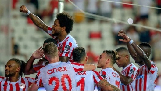 Antalyaspor, Trabzonspor karşısında farklı kazandı
