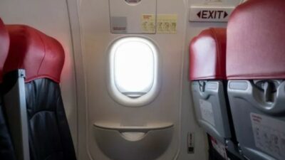 Uçuşun ortasında önce dua etti sonra uçağın kapısını açmaya çalıştı