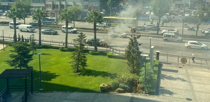 Bursa’da hareketli dakikalar… Belediye binası önünde yangın!