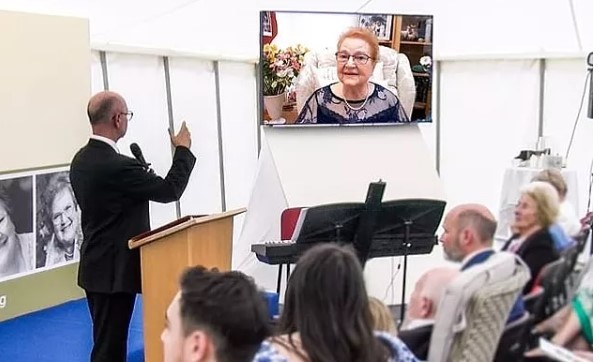 Kendi cenazesine katılıp akrabalarını teselli etti
