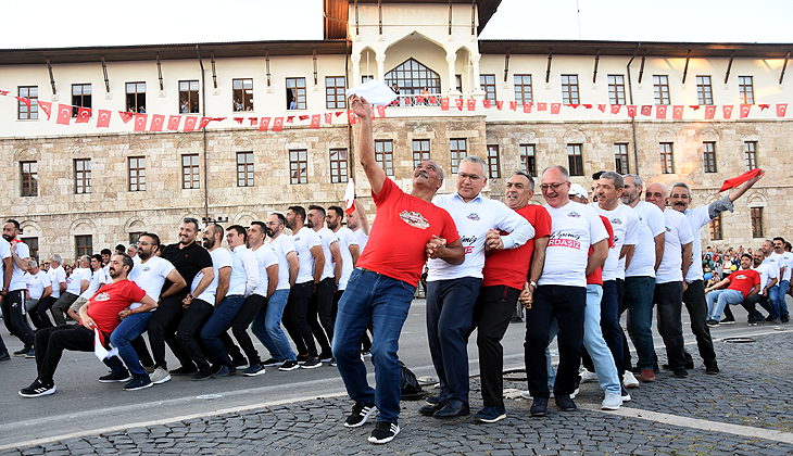 Sivas’ta yüzlerce kişiden ‘Gardaşlık’ halayı