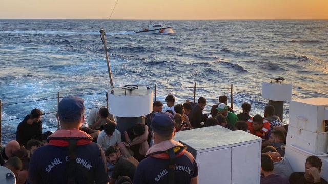 Yunanistan’ın ölüme terk ettiği 64 sığınmacı kurtarıldı