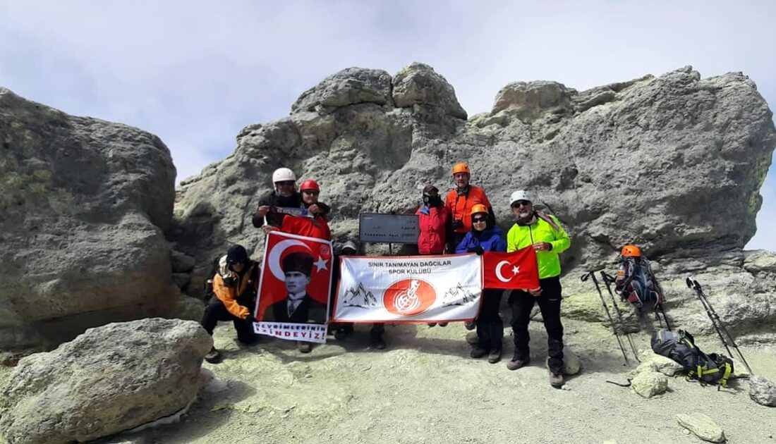 Bursalı dağcılar, Asya’nın en yüksek noktasında Türk bayrağı açtı