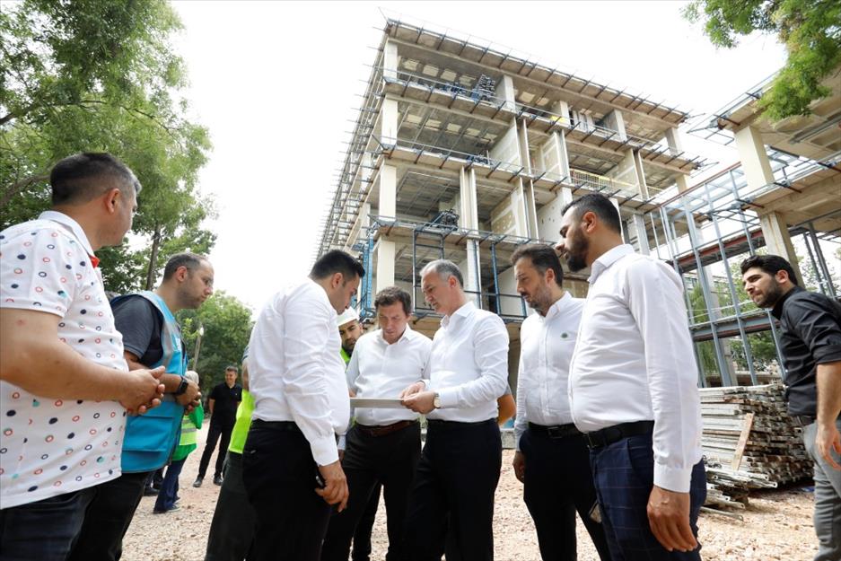 İnegöl’de belediye hizmet binasında dış cephe çalışmaları başladı