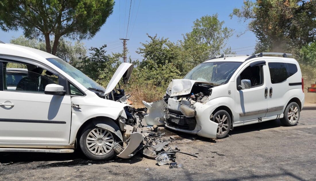 İzmir’de hafif ticari araçlar çarpıştı: 10 yaralı