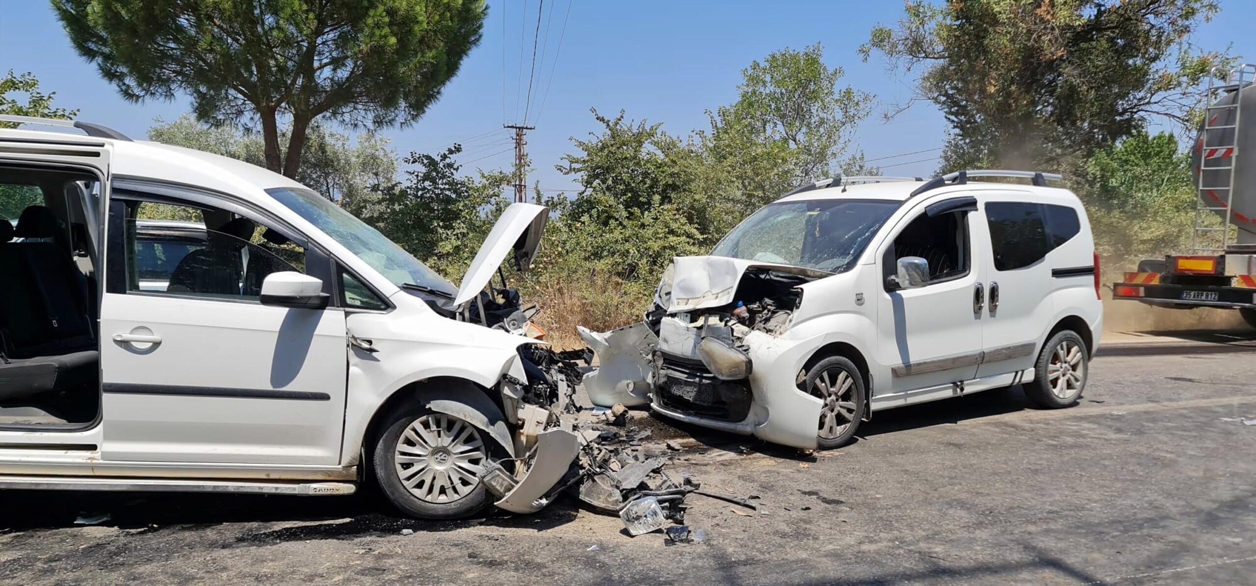 İzmir’de hafif ticari araçlar çarpıştı: 10 yaralı