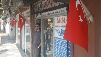 Bir gecede ilçedeki Türk bayraklarını değiştirdi