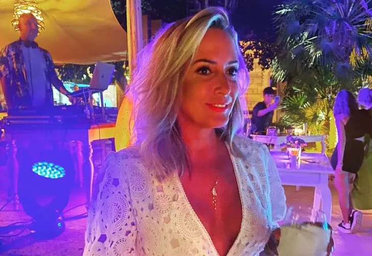 Saba Tümer’den göğüs dekolteli paylaşım!