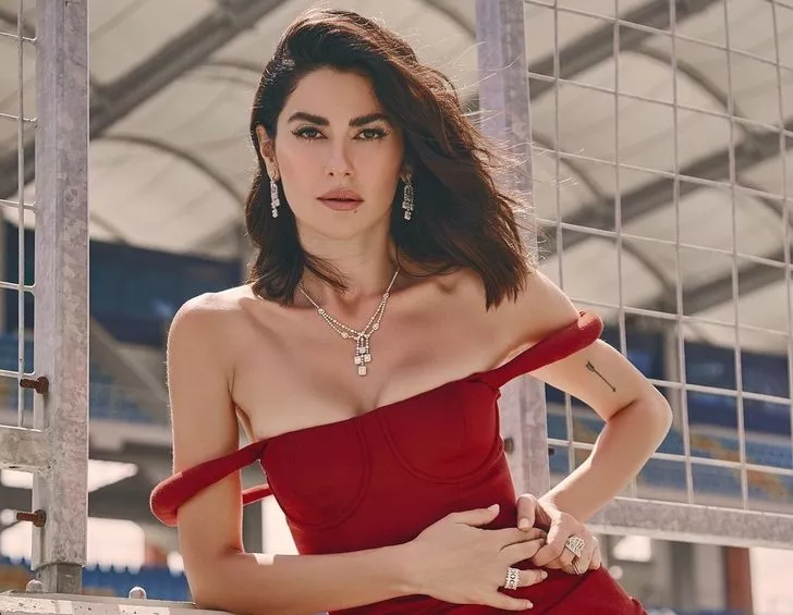 Nesrin Cavadzade mayolu pozlarıyla esti geçti!
