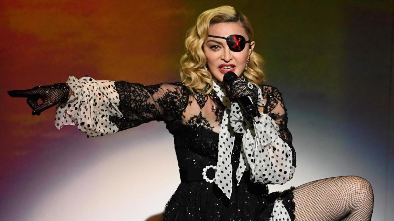 Madonna’nın klip çekimini polis bastı