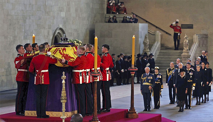 Kraliçe Elizabeth’in naaşı, Westminster Hall’a getirildi