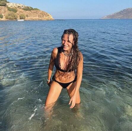 Serenay Sarıkaya’nın plaj şıklığı dudak uçuklattı!