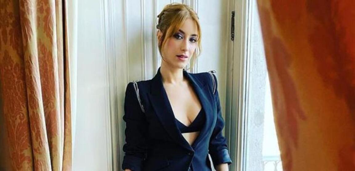 Hazal Kaya’dan göbek dekolteli poz