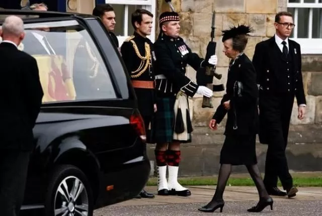 Kraliçe Elizabeth’in cenazesinde Prenses Anne’nin vedası herkesi duygulandırdı