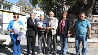 Bursa’da 96 yaşındaki zeytinciye onur plaketi