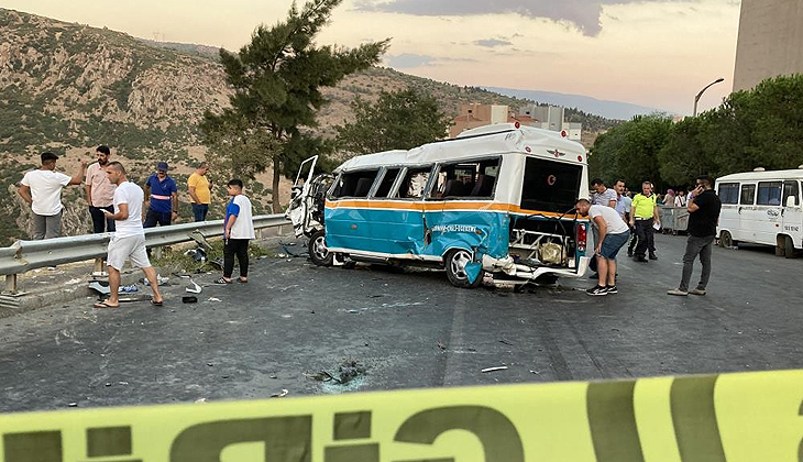Servis aracı minibüsten inenlere çarptı: 2 ölü