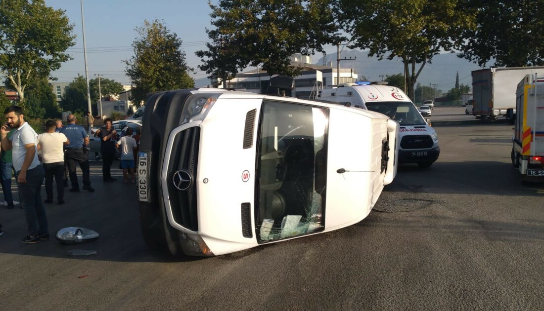 Bursa’da işçi servisi ile otomobil çarpıştı: 4 kişi yaralandı