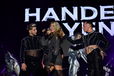 Hande Yener’e Bursa’da şok: Ünlü popçu sahneye fırlayan gençlerle şarkı söyledi