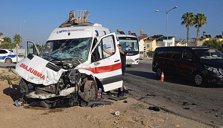 Antalya’da ambulans ile midibüs birbirine girdi