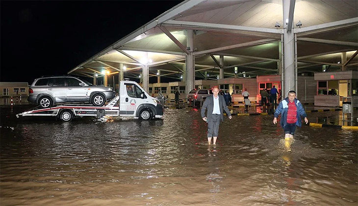 Kapıkule Gümrük Sahası’nı su bastı, sınırda geçişler durdu