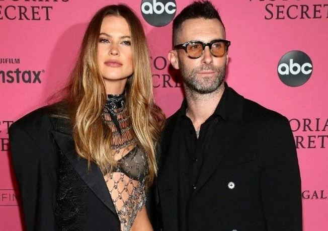 Şarkıcı Adam Levine’in eşini aldattığı iddia edildi