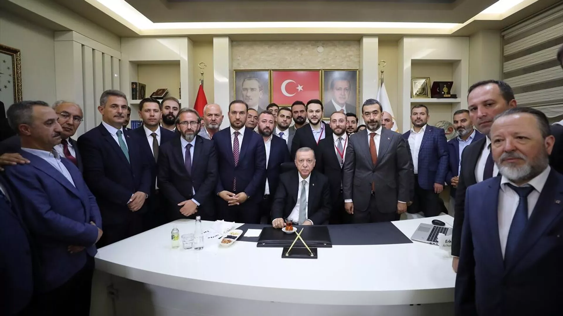 Erdoğan, AK Parti Mamak İlçe Başkanlığı’nı ziyaret etti
