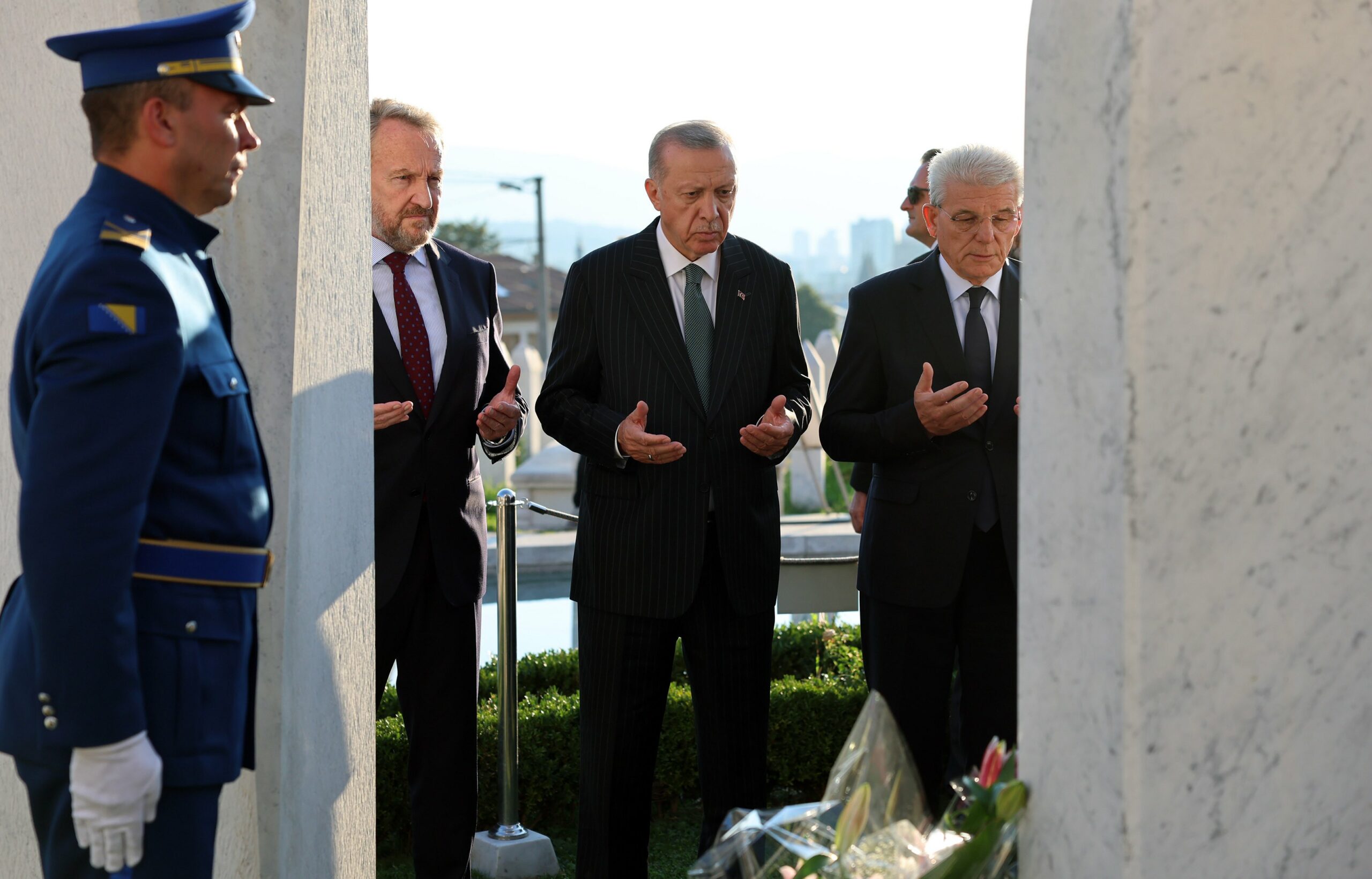 Erdoğan, Aliya İzzetbegoviç’in kabrini ziyaret etti