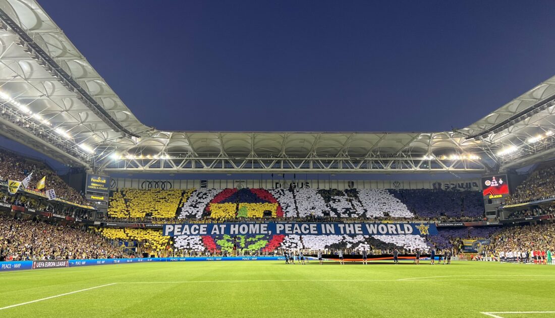 Fenerbahçe’den ‘Yurtta sulh, cihanda sulh’ kareografisi