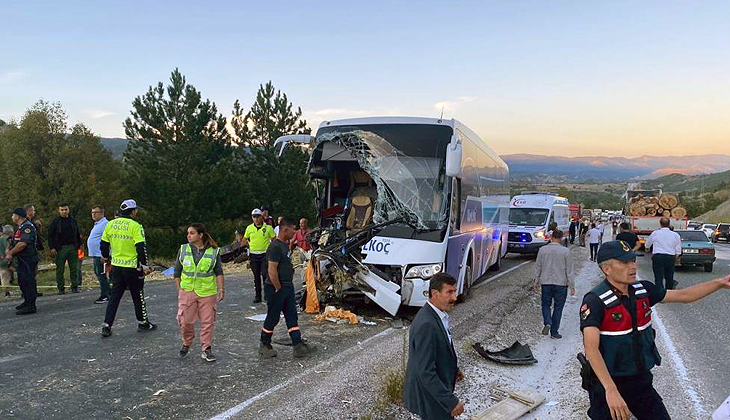 Yolcu otobüsü ile traktör çarpıştı: Ölü ve yaralılar var