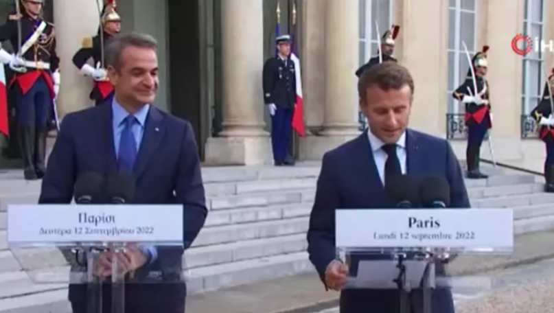 Miçotakis’in Macron’un kağıdına bakmaya çalıştığı anlar gündem oldu