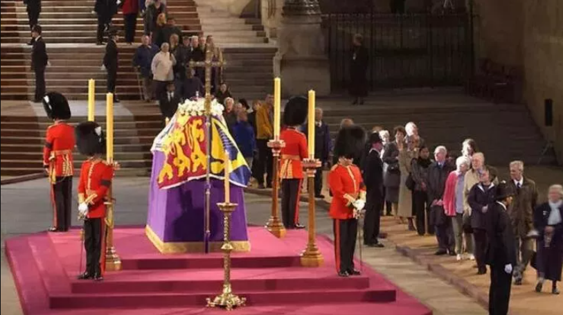 İngiltere’de Kraliçe II. Elizabeth’in tabutuna koşan şahıs tutuklandı
