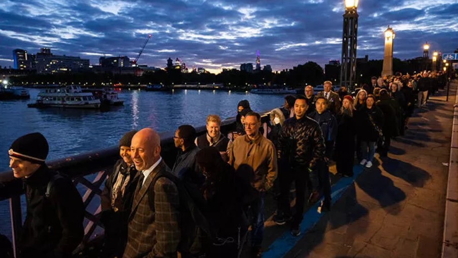 Londra’da Kraliçe’ye 11 saatlik veda’ kuyruğu