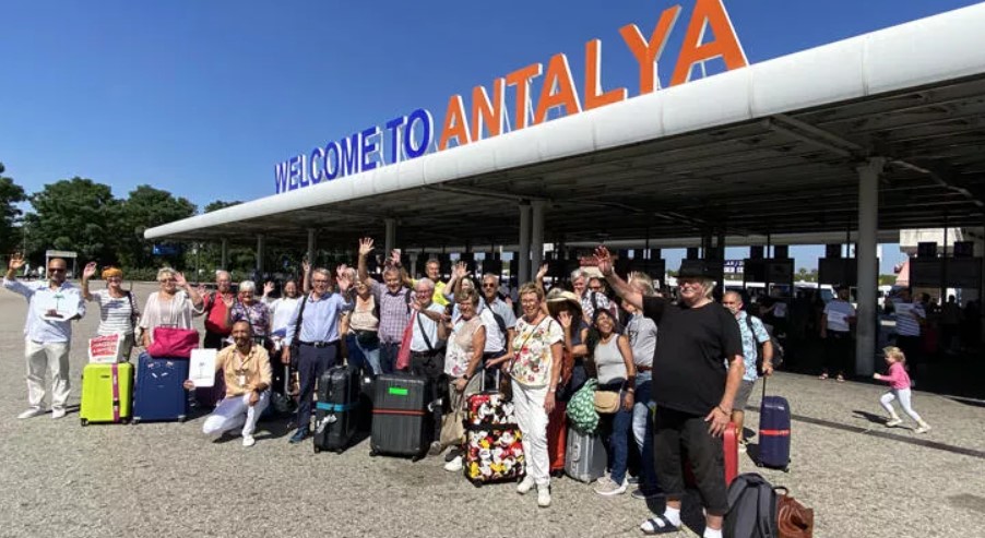 Antalya’ya sonbaharın ilk kafilesi, İsveç’ten geldi