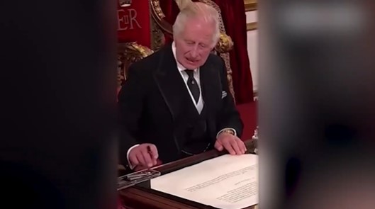 Kral yemin töreninde tepki çekti