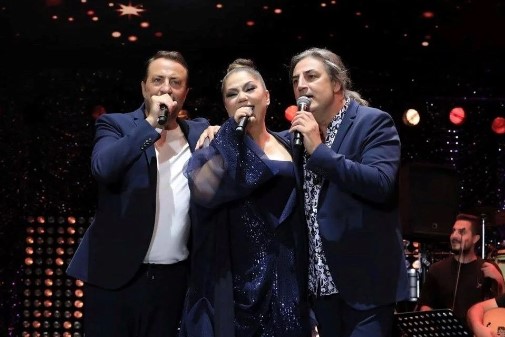 İzel korkuttu: Konserde bir anda yere yığıldı