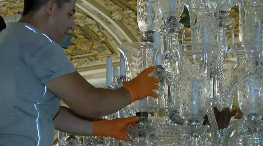 Dolmabahçe Sarayı’nın 166 yıllık kristal şamdanlarına özel bakım