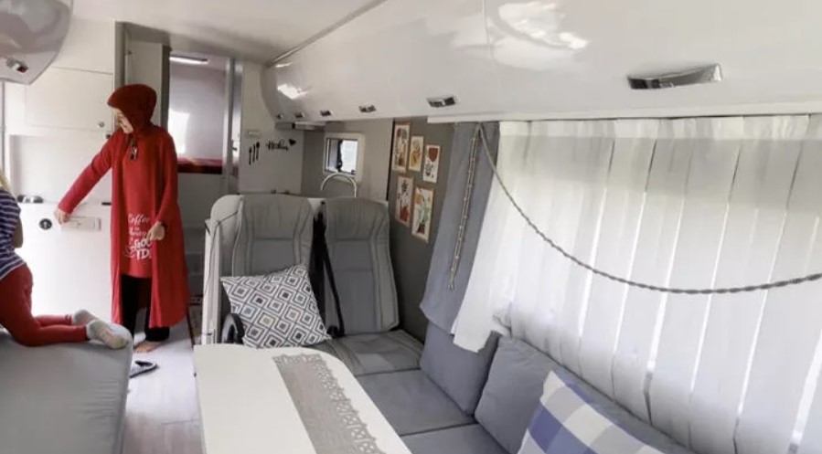2 milyon lira harcadı: Otobüsten akıllı karavan yaptı!