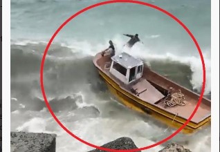 Alabora olan tekneyi kurtarmak isterken ölümle burun buruna geldiler