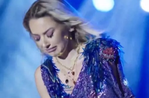 Hadise ‘Küçük Bir Yol’ şarkısını söylerken ağlamaya başladı
