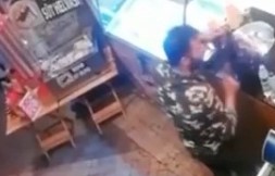 Bursa’da müşteri gibi girdi, bahşiş kutusundan para çaldı