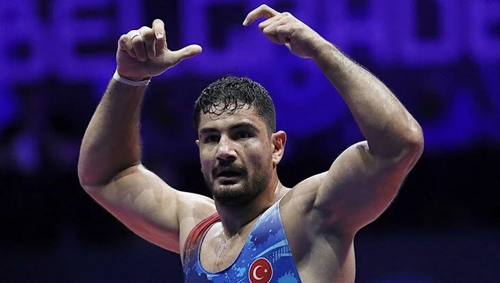 Milli güreşçi Taha Akgül 3. kez dünya şampiyonu