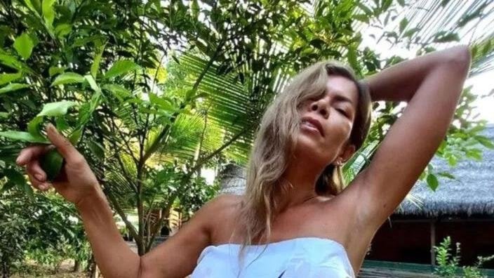 Seçim kampanyasını finanse etmek için çıplak fotoğraflarını satışa çıkardı