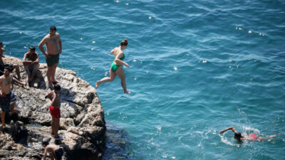 Antalya’da sahiller yabancı turistlere kaldı