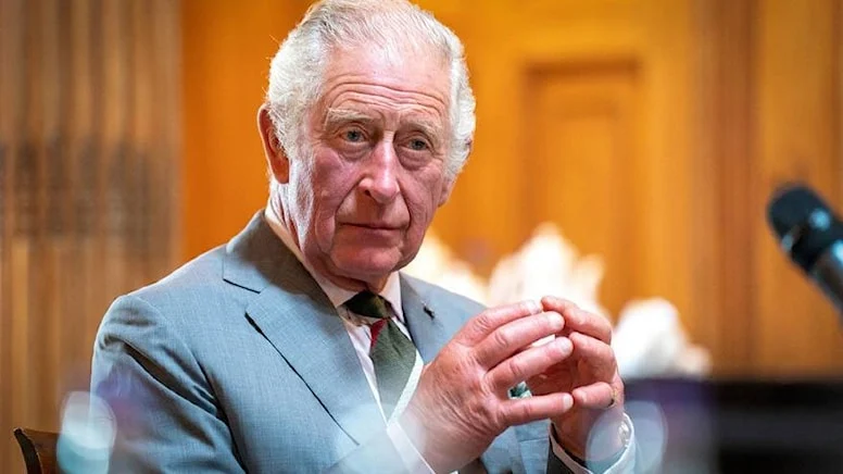 Kral III. Charles’ın şişmiş parmakları endişe yarattı