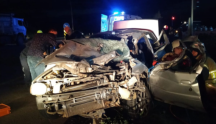 Bursa’da kırmızı ışıkta bekleyen kamyona otomobil çarptı: 2 ağır yaralı