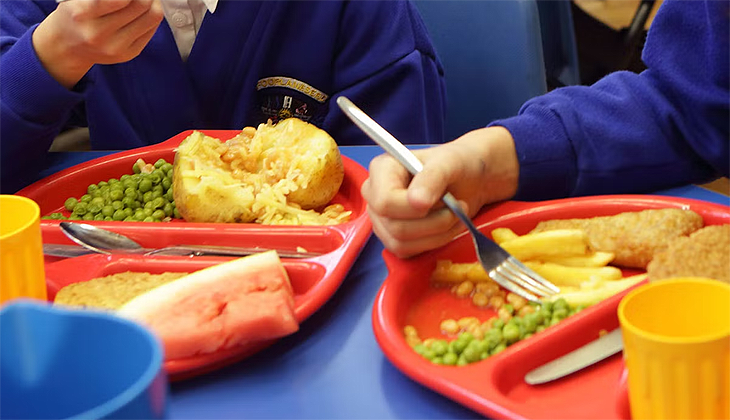 Guardian: İngiltere’de öğrenciler açlıktan silgi yiyor
