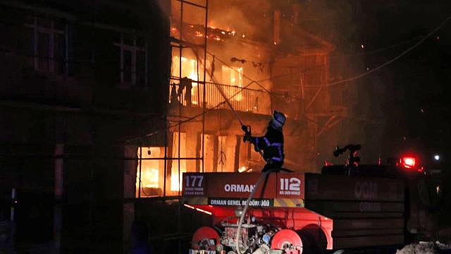 İzmir’de yatak imalathanesinde yangın